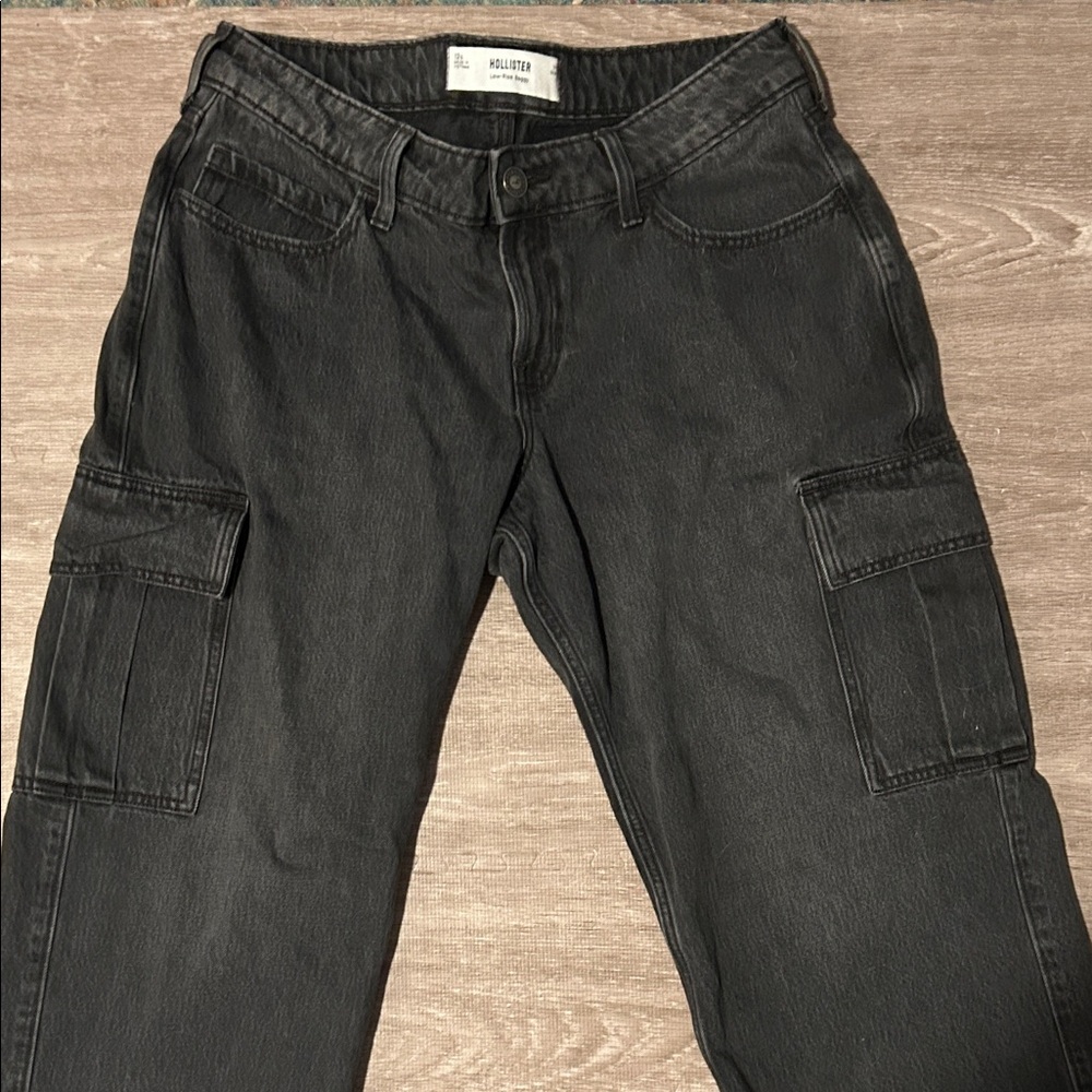 Hollister Low-Rise Baggy Black Cargo Jeans – W31/Size 12 Short | Winter 2024